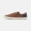 Pier One Unisex - Sneakers Laag - Cognac 2 Pier One Unisex - Sneakers Laag - Cognac -Pier One 0345d60114fc49bd8eb2523800c38251