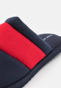 Pier One Unisex - Pantoffels - Dark Blue/Red 13 Pier One Unisex - Pantoffels - Dark Blue/Red -Pier One 3873ff5ffc164a00938853720f513c10