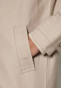 Pier One Commuter Coat- Halflange Jas - Tan 11 Pier One Commuter Coat- Halflange Jas - Tan -Pier One 4ef4ad0f60904e2a9c12d606b1474ddb