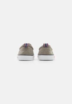 Pier One Unisex - Sneakers Laag - Taupe 10 Pier One Unisex - Sneakers Laag - Taupe -Pier One 7f1d9cc45e594666834dcd5b282fd569