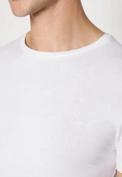 Pier One 3 Pack Muscle Fit- T-Shirt Basic - White -Pier One fbff782df8bd48e785ba49657f6e4762